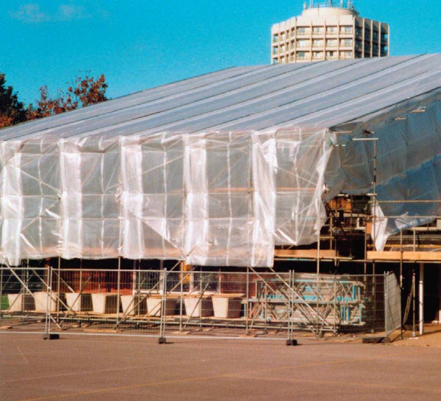 termoplachta-na-leseni-zimni-tepelne-izolacni-plachta-vyztuzena-folie-s-pasy-na-uchyceni-k-leseni-prusvitna