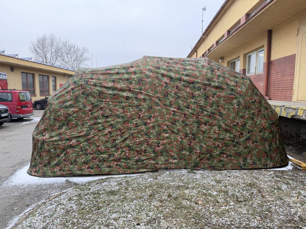 Skl&aacute;dac&iacute; gar&aacute;ž na auto