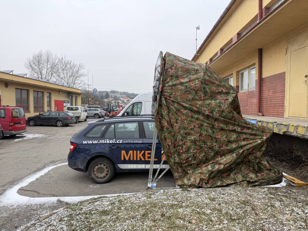 Skl&aacute;dac&iacute; gar&aacute;ž na auto