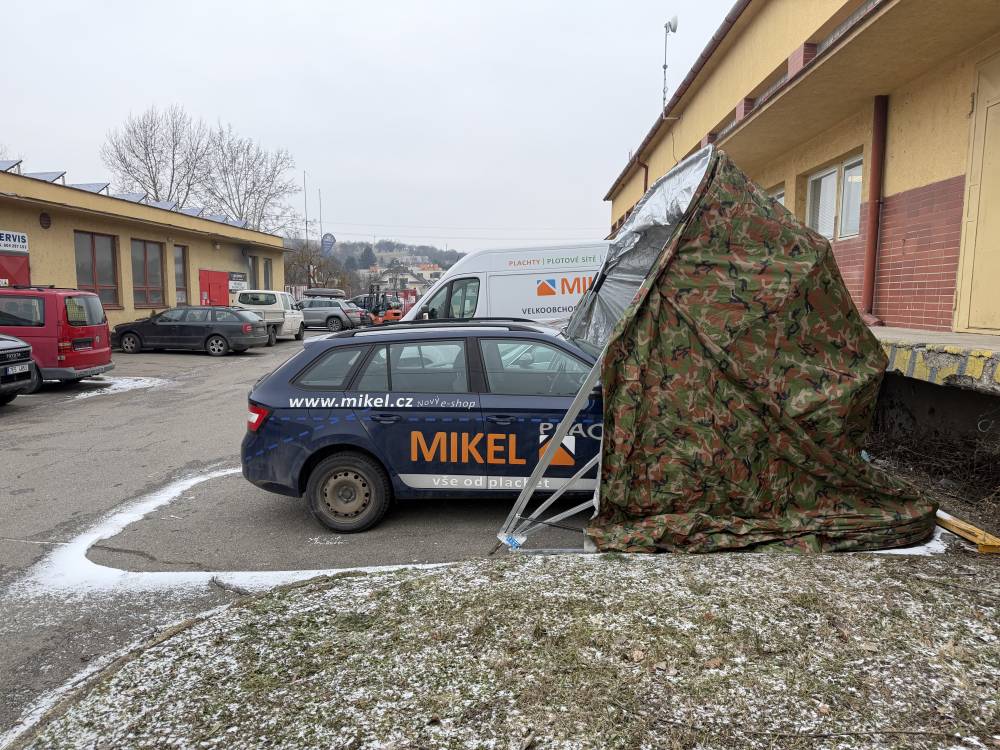 Skl&aacute;dac&iacute; gar&aacute;ž na auto