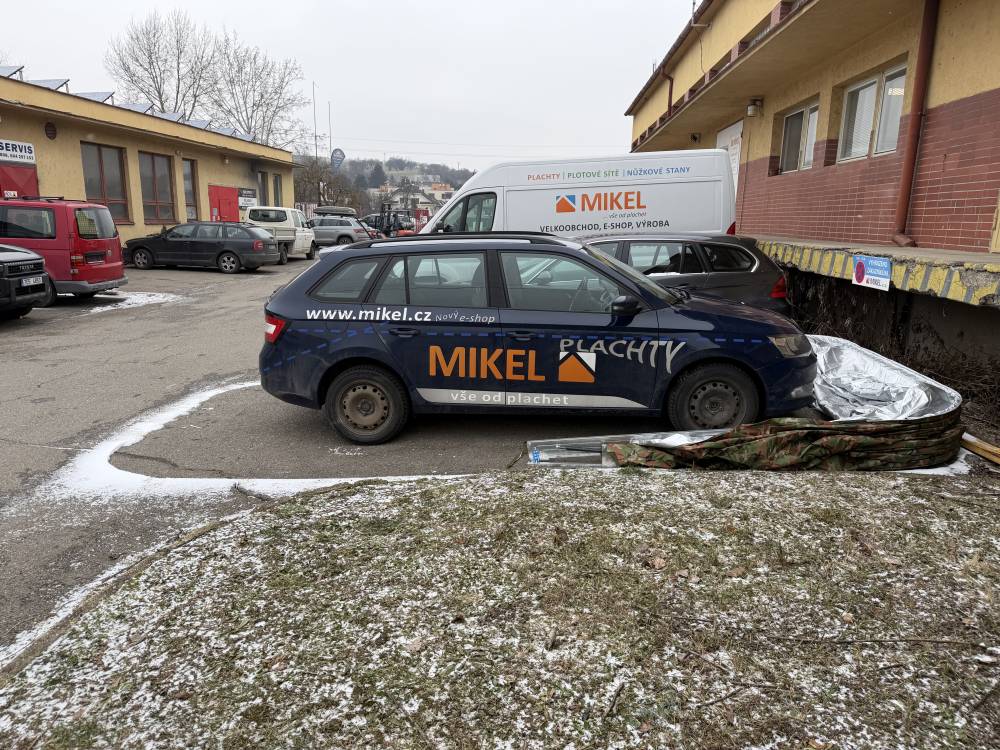 Skl&aacute;dac&iacute; gar&aacute;ž na auto