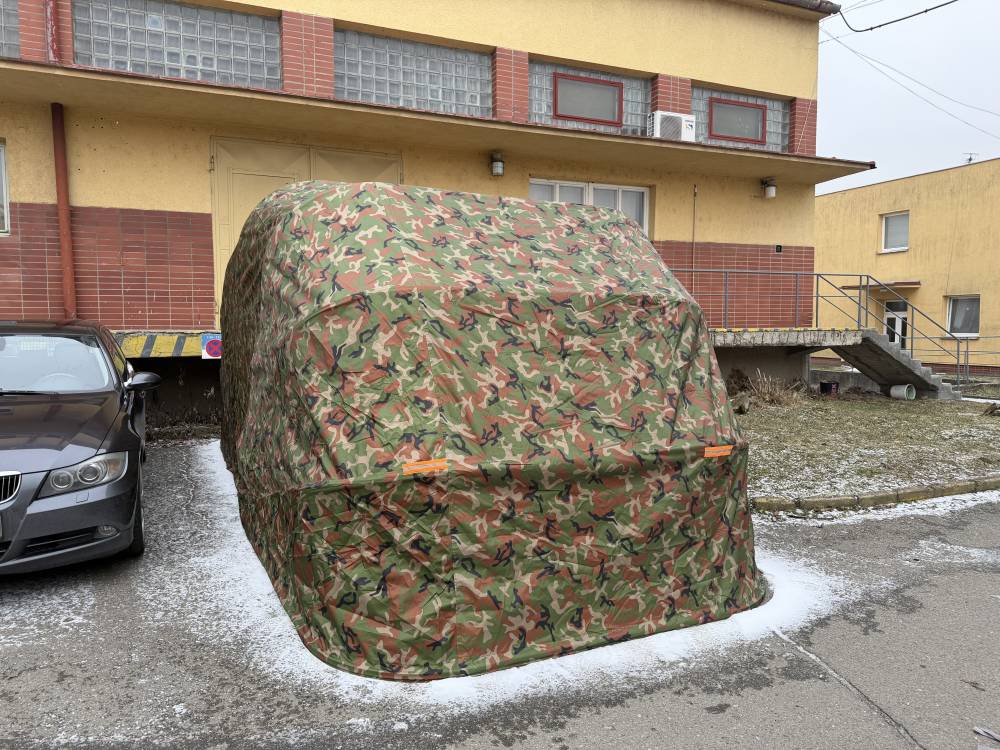 Skl&aacute;dac&iacute; gar&aacute;ž na auto